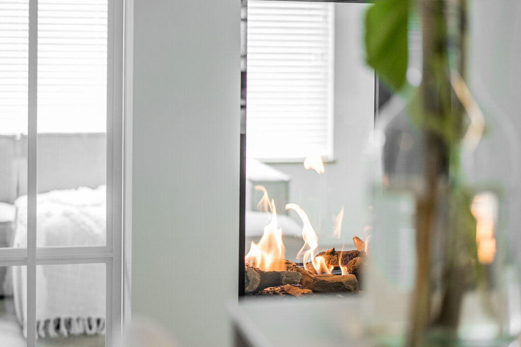 witte taatsdeur in wit interieur woonhuis Helmond door HAL52