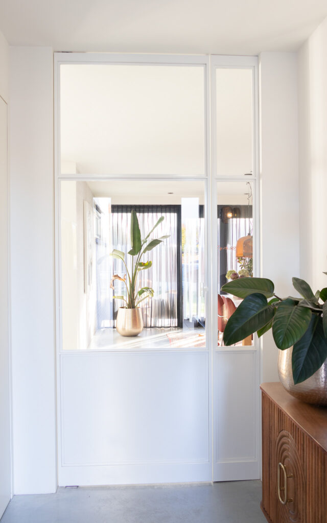 Witte taatsdeur in moderne woonhuis HAL52 Metaaldesign Mierlo