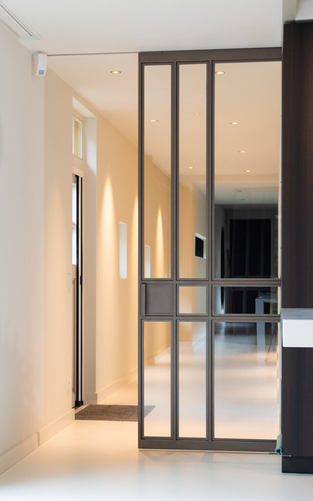 Taatsdeuren en schuifdeuren in brons en slanke profielen
